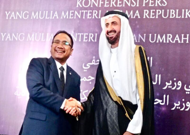 Menteri Agama (Menag) RI Yaqut Cholil Qoumas (Kiri) dengan Menteri Haji dan Umrah Kerajaan Arab Saudi Tawfiq bin Fawzan Al-Rabiah, saat konferensi pers di Four Season Hotel, Jakarta