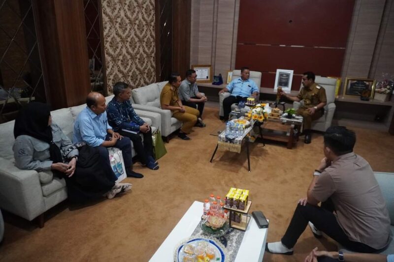 Pj. Bupati Ahmadi Akil juga berkesempatan menerima audiensi pimpinan PT. PLN Unit Pelaksana Pelayanan Pelanggan