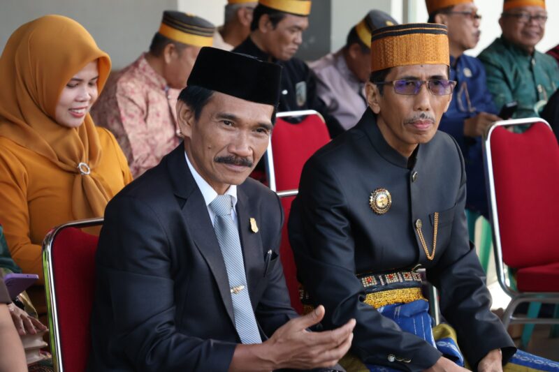 Kadis Dikbud di dampingi wakil ketua DPRD Ir. Syamsuri sebelum upacara pengibaran bendera di Rangkaikan Hardiknas