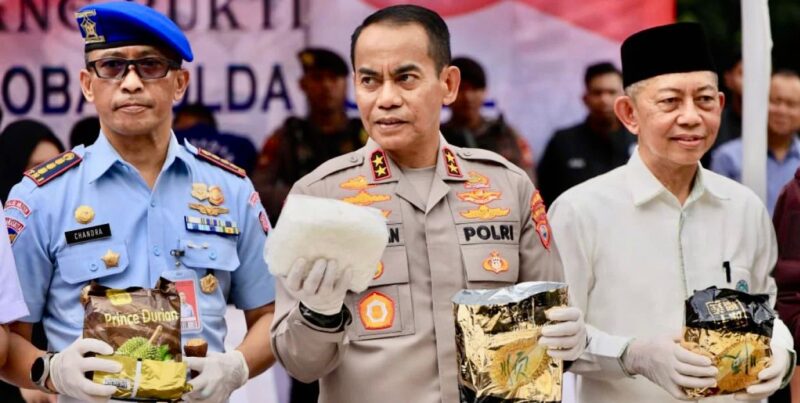 Kapolda Sulsel Irjen Andi Rian Djajadi Ryacudu pimpin pemusnahan barang bukti narkoba di Mapolda Sulsel di Makassar