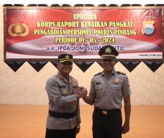 Kapolres Pinrang AKBP Andiko Wicaksono salam komando bersama Ipda Joni Sudaryanto usai pemasangan pangkat