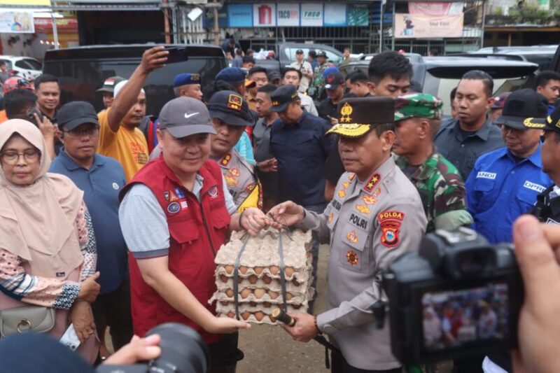  Kapolres Wajo AKBP H. Fatchur Rochman bersama Pejabat Bupati Wajo Andi Bataralipu dan Forkopimda Wajo dampingi kunjungan Pejabat Gubernur Sulawesi Selatan (Sulsel) Bahtiar Baharuddin bersama Kapolda Sulsel Irjen Pol Andi Rian R Djajadi memantau situasi banjir dan pemberian bantuan sembako di wilayah Kecamatan Pitumpanua Kabupaten Wajo. Sabtu 4 Mei 2024