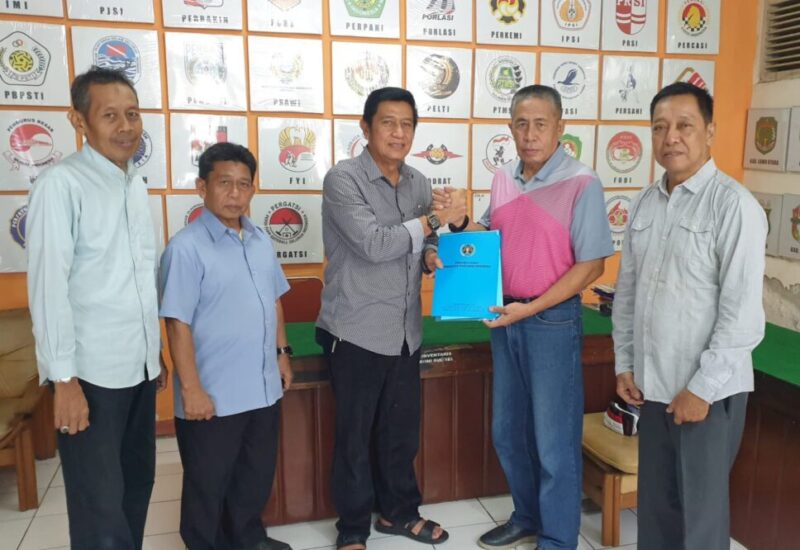 Ketua SIWO PWI Sulsel, H.Zulkifli Gani Ottoh yang didampingi pengurus menyerahkan susunan pengurus SIWO yang sudah mendapat  rekomendasi SK dari  pengurus SIWO PWI Pusat, yang diterima langsung Wakil Ketua I KONI Sulsel. Drs. H. Herman Hading, MPd di ruang kerjanya