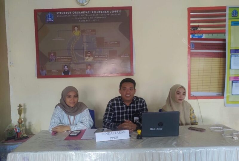 Anggota PPS Kelurahan JeppeE yang siap menerima pendaftaran calon petugas pemutakhiran data pemilih Pilgub dan pilbup
