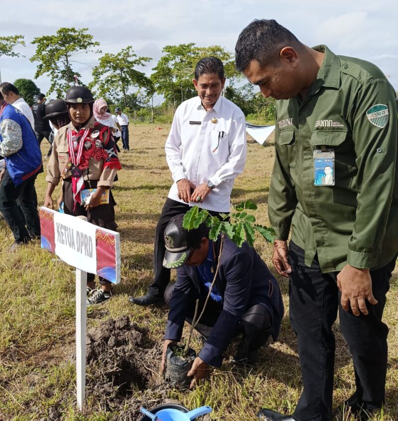 Dalam rangka memperingati Hari Lingkungan Hidup Sedunia, Ketua Komisi II DPRD, H. Sudirman Meru, mewakili Ketua DPRD, melakukan penanaman pohon di Desa Waetuo, Kecamatan Tanasitolo, Kabupaten Wajo, pada Rabu, 5 Juni 2024