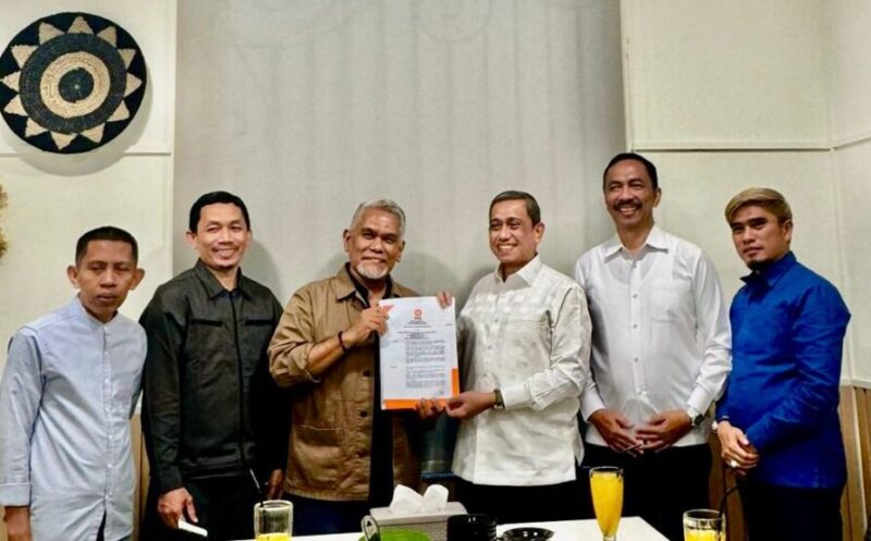 Ketua DPW PKS Sulawesi Selatan Amri Arsyid Menyerahkan Surat Keputusan Bakal Calon Bupati Wajo Amran Mahmud - Amran, Jumat 31 Mei 2024 Malan sekira pukul 19.00 WITA