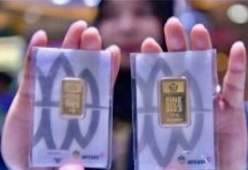 Ilustrasi - Penjual menunjukkan emas Antam batangan di salah satu toko emas di Jakarta, (antara)