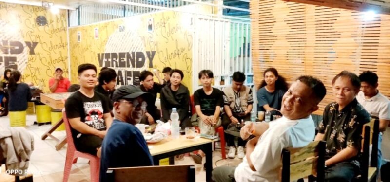Pengurus dan pendiri UKM Mapala Unhas saat berkunjung ke cafe Virendy dalam rangkaian mengenang setahun kematian anggota Mapala Unhas Virendy Marjefy Wehabtouw yang wafat saat mengikuti latihan diksar