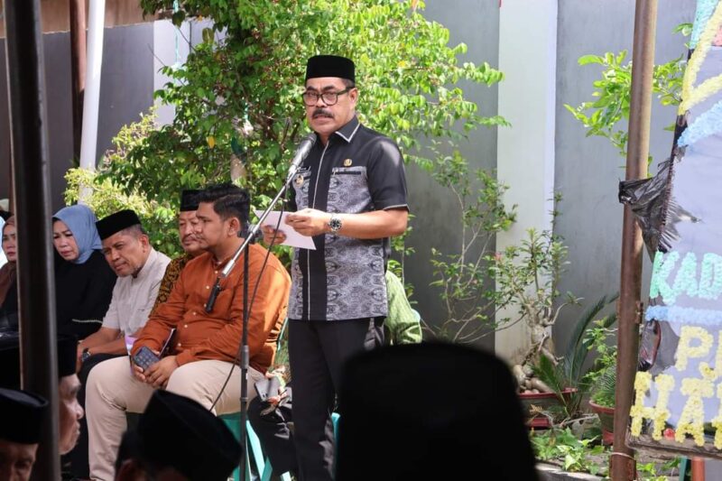 Pj.Bupati Pinrang H.Ahmadi Akil, SE, MM melepas Jenazah Kepala Dinas Perumahan, Kawasan Pemukiman dan Lingkungan Hidup Kabupaten Pinrang Ir.H.Sudirman Sultan