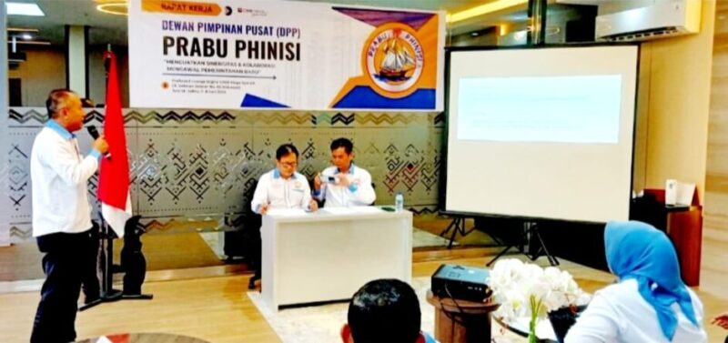 Ketum DPP Prabu Phinisi membuka rakernas di Makassar dan sekaligus foto bersama dengan pengurus daerah Prabu Phinisi