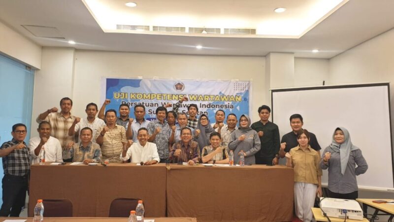 Peserta uji kompetensi wartawan PWI Provinsi Sulsel berfoto bersama dengan tim penguji  usai acara pembukaan