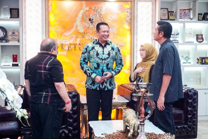 Ketua MPR RI Bambang Soesatyo saat menerima Kunjungan puteri Wakil Presiden, KH. Ma'ruf Amin, Hj. Siti Nur Azizah Ma'ruf Amin, Produser 786, Nicky Rewa dan Dirut FAJAR Multi Film, Zulkifli Gani Ottoh di Jakarta, Jumat (5/7/24)