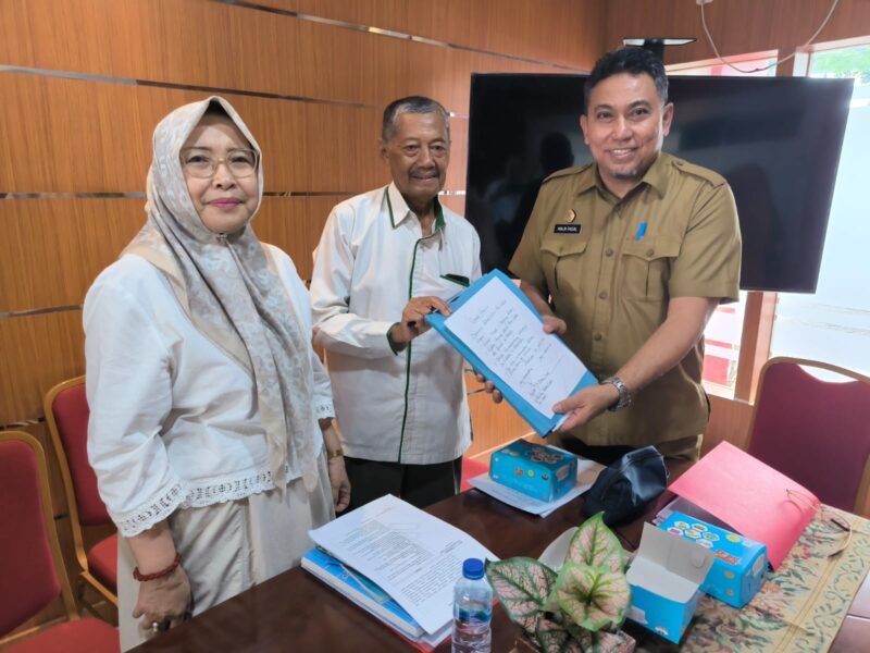 Para pengurus LK3S yang dipimpin Ketua Harian Prof Itji Diana Daud menyerahkan admistrasi LK3S kepada Kadis Sosial Provinsi Sulsel, Malik Faisal.