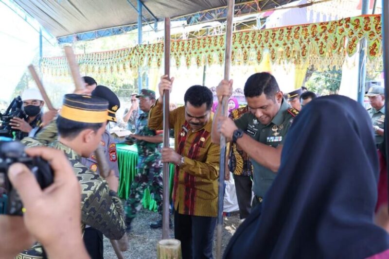 Pj. Bupati Pinrang didampingi Dandim 1404 Pinrang dan Kapolres Pinrang turut Mappadendang bersama warga masyarakat