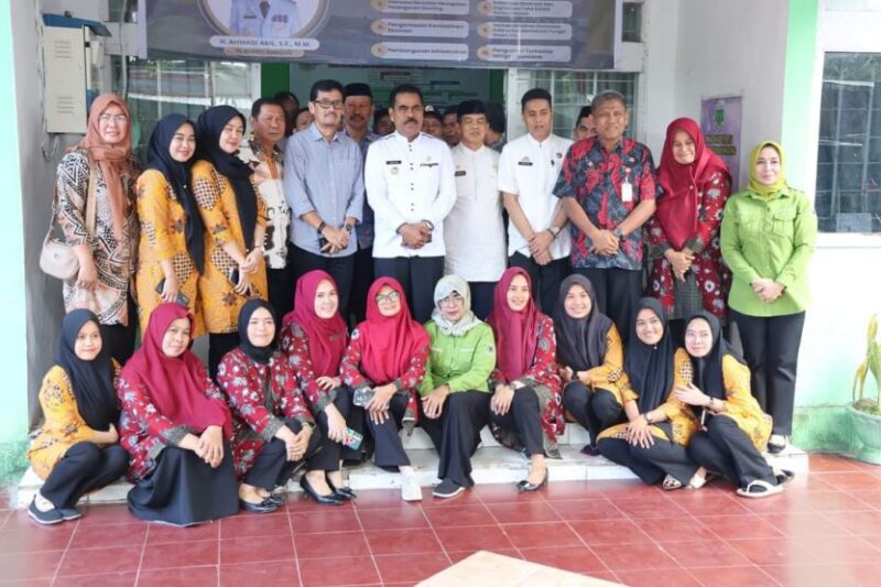 Pj. Bupati Pinrang Ahmadi Akil didampingi Sekda dan pejabat OPD Usai hadiri rapat koordinasi berpose bersama staf dinas koperasi dan UKM kabupaten Pinrang