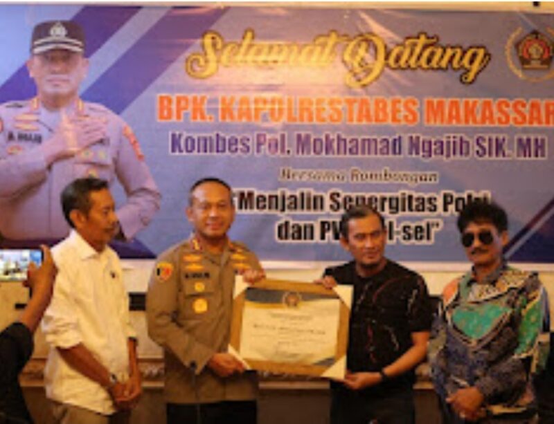 Kapolrestabes Makassar, Kombes Pol DR. Mokhamad Ngajib, SIK, MH, menerima sertifikat penghargaan dari Ketua PWI Sulsel, H.M. Agus Salim Alwi Hamu yang didampingi  pengurus Wakil Ketua Bidang Organisasi PWI Sulsel. H. Manaf Rachman (kiri) dan Ketua Dewan Penasihat. Andi Pasamangi Wawo (kanan) saat berkunjung ke Kantor PWI di Jln Maccini Sawah, Makassar