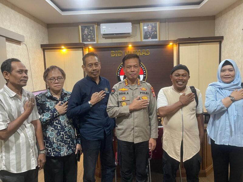 .Foto bersama Kabid Humas Polda Sulsel, Kombes Pol Didik Supranoto, S.I.K., M.H. usai menerima Panitia Porwanas PWI Sulsel di ruang kerjanya