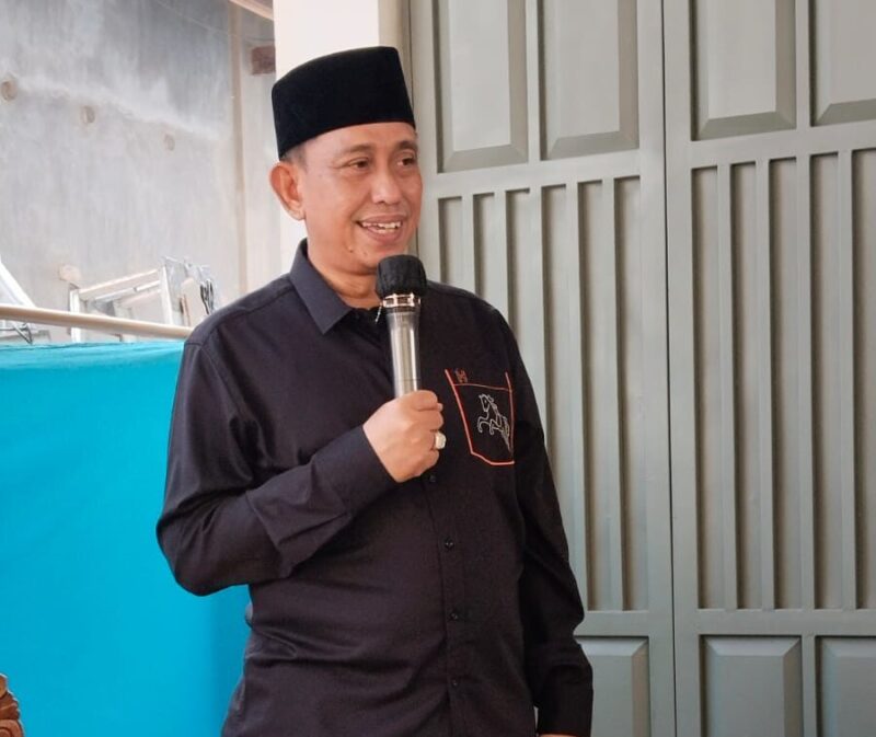 Mantan Bupati Wajo periode 2019-2024, H. Amran Mahmud melakukan kunjungan silaturahmi di rumah, H. Kasau, salah seorang tokoh masyarakat (Tomas), di Empagae, Desa Asorajang, Kecamatan Tanasitolo, Ahad (18/8/2024)