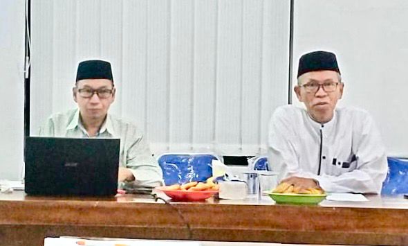 Rapat dipimpin Ketua Umum MUI Kabupaten Wajo Sulawesi Selatan Anregurutta Dr. KH. Muhammad Yunus Pasanreseng Andi Padi, S.Ag., M.Ag. ( kanan) dan Sekum MUI Kabupaten Wajo Gurutta KH Abdul Hafid (kiri) Sabtu 10 Agustus 2024 malam