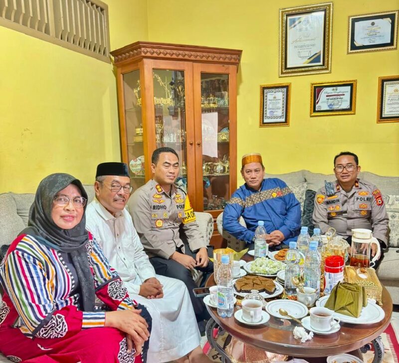 SILATURAHIM: Kapolres Wajo AKBP MUHAMMAD ROSID RIDHO, S.I.K. ( tiga dari kiri) bersilaturahmi dikediaman Ketua PWI Wajo Rukman Nawawi ( dua dari kiri) bersama Lurah Siwa Hj Harisah