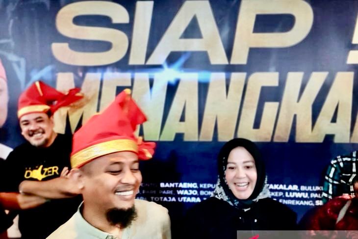 Bakal pasangan calon Gubernur dan Wakil Gubernur Sulsel Andi Sudirman Sulaiman (tengah) Fatmawati Rusdi Masse (kanan) dan Panglima relawan Dozer Rully Rozano (kiri), menjawab pertanyaan wartawan sesuai peresmian Tim Relawan Dozer di Hotel Swiss Bel Inn Makassar, Sulawesi Selatan