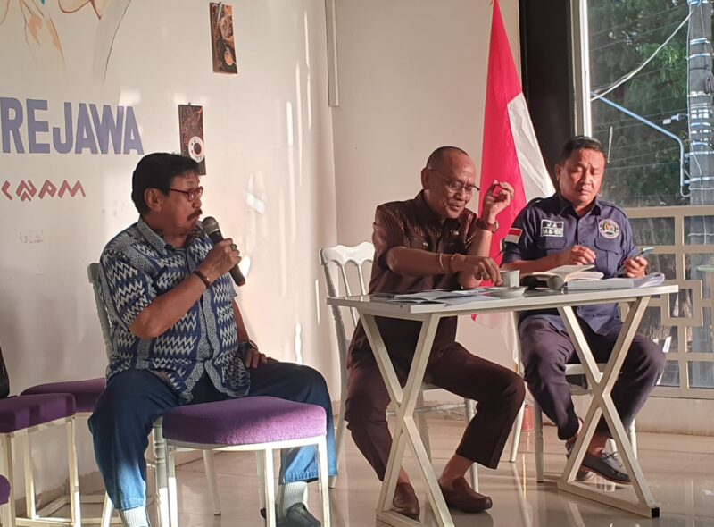 Anggota DPD RI, Dr.H.Ajiep Padindang (tengah) ketika berbicara pada acara ngobrol politik jelang Pilkada dan Pilgub serentak 2024, di kafe Kanrejawa Makassar