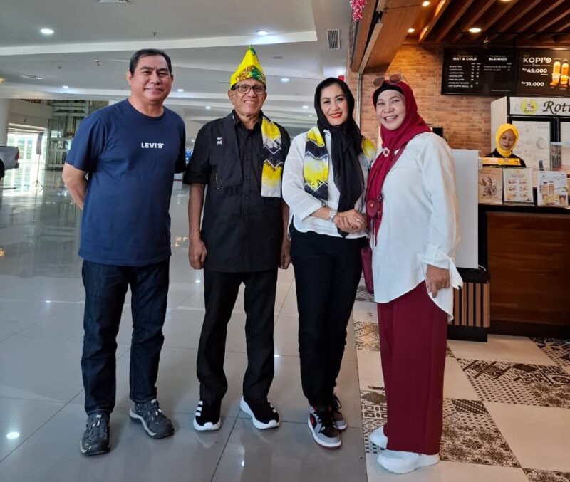 Ketua Umum PWI Pusat, Hendry Ch. Bangun bersama Ketua Umum IKWI tiba di Banjarmasin dlm rangka membuka PORWANAS