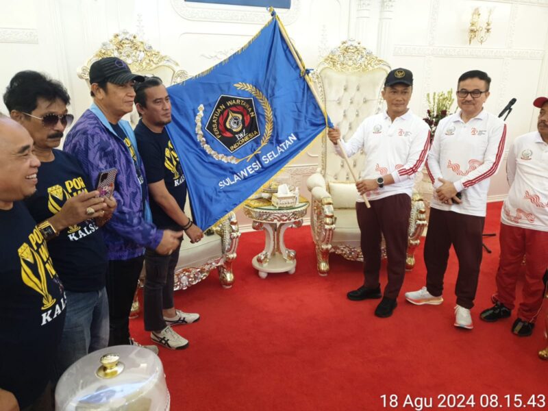 Pj. Gubernur Sulsel, Prof Zudan menerima bendera PWI Sulsel dari Ketua PWI Sulsel, Agus Salim Alwi Hamu yang selanjutnya diserahkan kepada Ketua SIWO PWI Sulsel, Zulkifli Gani Ottoh yang akan berangkat ke Porwanas Banjarmasin