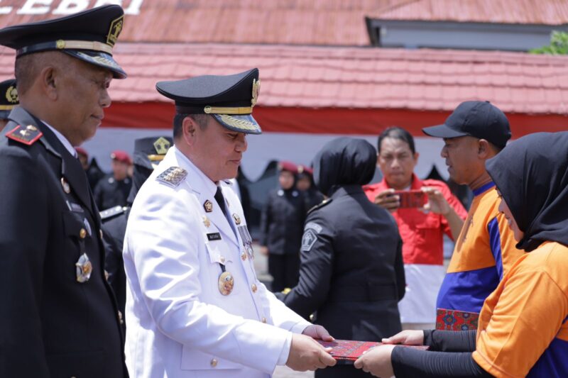 Pj. Bupati Wajo Andi Bataralifu menyerahkan secara simbolis Surat Keputusan (SK) remisi secara simbolis kepada 156 Warga Binaan Pemasyarakatan (WBP) Rumah Tahanan Negara (Rutan) Sengkang, Sabtu (17/08/2024)