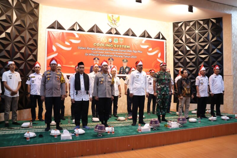 Pj.  Bupati Pinrang didampingi kapolres Pinrang, Dandim 1404 Pinrang serta Komisioner KPU pinrang hadiri Cooling System Pilkada serentak di aula  Wicaksana Laghawa Polres Pinrang