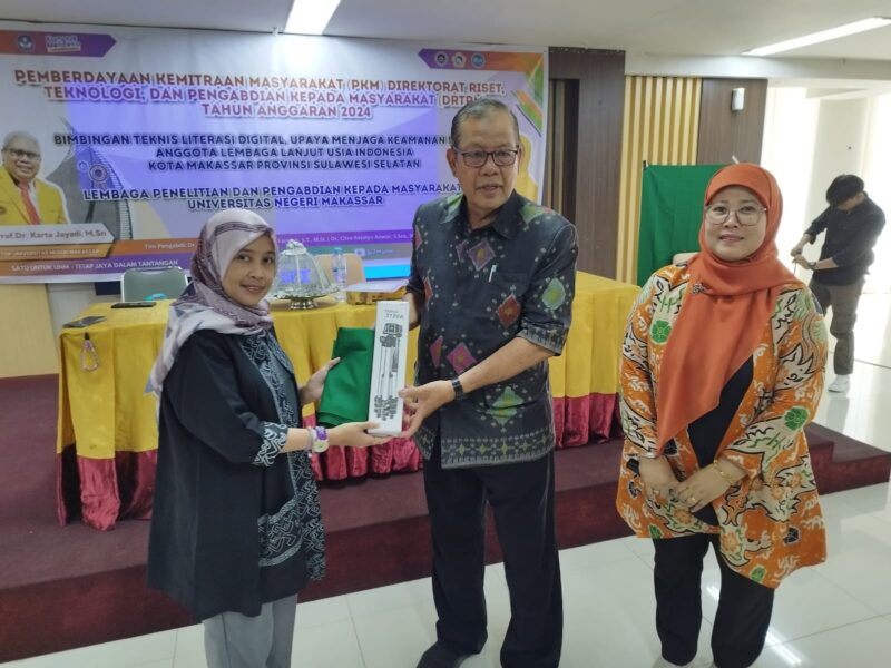 Sekretaris Lembaga Lanjut Usia Indonesia (LLI) Provinsi Sulsel, H.Syakhruddin, DN, MSi menerima perangkat pembuatan konten video secara simbolis sebagai peserta Bimtek Literasi Digital bagi Lansia