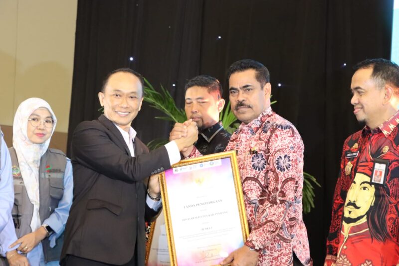 Pj.  Gubernur Sul-sel Prof. Zudan Arig Fakrulloh menyerahkan Piagam penghargaan kepada Pj. Bupati Pinrang Ahmadi Akil, SE,. MM