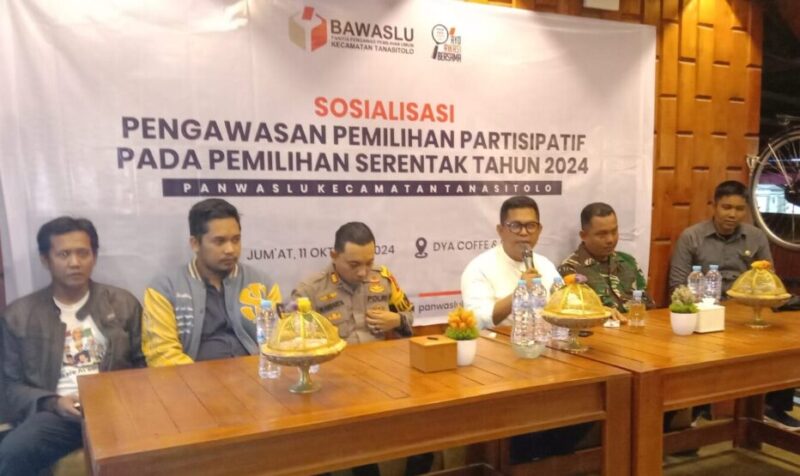 Koordinator Divisi Pencegahan dan Parmas Bawaslu Wajo, Heriyanto memberikan sambutan dan membuka Sosialisasi Pengawasan Pemilihan Partisipatif pada Pemilihan serentak tahun 2024 di DYA Coffee & Eatery Desa Assorajang, Jumat (11/10/2024) malam