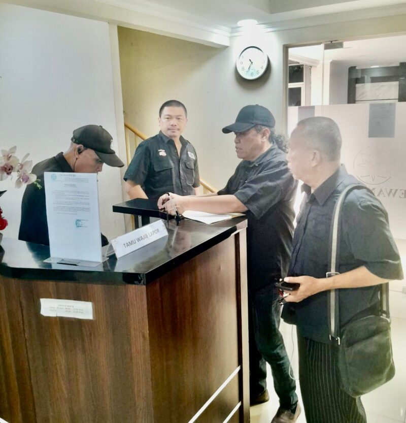 HMU Kurniadi bersama LKBPH PWI Pusat menyerahkan somasi ke Dewan Pers