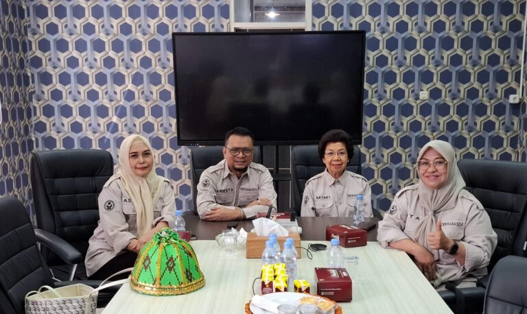 Kadisperin Kota Makassar, Arlin Ariesta mengikuti zoom meeting Rakernas Dekranas 2024 di Ruang Rapat Disperin Kota Makassar, Selasa (27/8/2024)