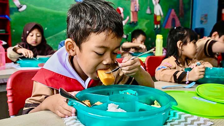 Siswa menyantap makanan saat uji coba pelaksanaan program makan bergizi gratis di SDN 5 Sukasari, Kota Tangerang, Uji coba program makan bergizi gratis tersebut untuk mengedukasi siswa tentang pentingnya pemenuhan gizi seimbang bagi tumbuh kembang dan upaya mempersiapkan generasi emas Indonesia. ANTARA FOTO/Sulthony Hasanuddin