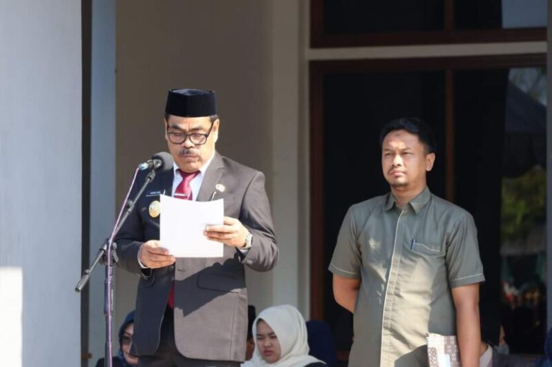 Pj. Bupati Pinrang H. Ahmadi Akil, S.E., M.M., bertindak sebagai Pemimpin Upacara pada peringatan Hari Sumpah Pemuda ke-96 di halaman kantor bupati Pinrang