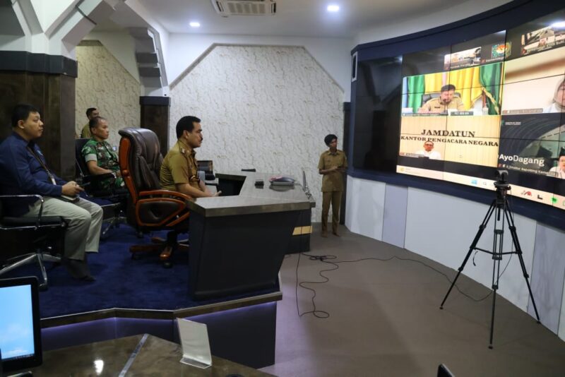 Pj. Bupati Pinrang, H. Ahmadi Akil, S.E., M.M., mengikuti rapat koordinasi penanganan inflasi melalui sambungan video conference di ruang Jendela Lasinrang