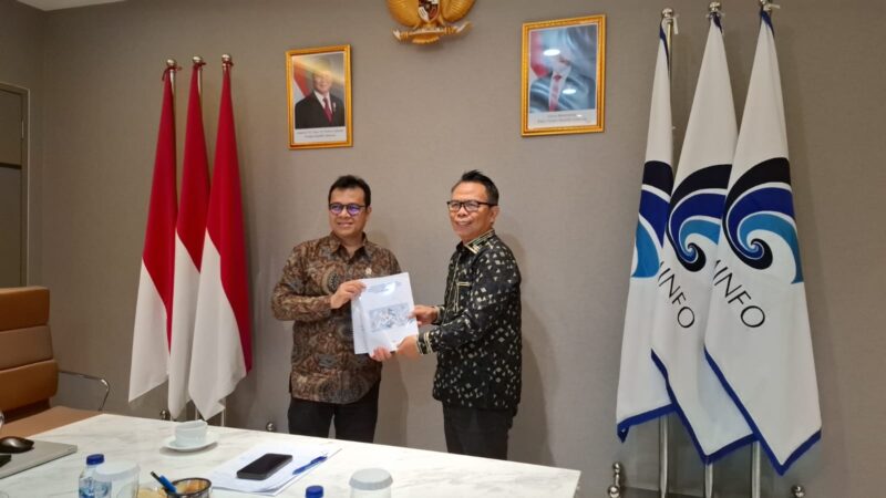 Ketua Komite Tanggung Jawab Perusahaan Platform Digital untuk Jurnalisme Berkualitas (KTP2JB), Dr Suprapto Sastro Atmojo (kanan) menyerahkan dokumen Panduan Pelaksanaan Fungsi Pengawasan Pemenuhan Kewajiban Perusahaan Platform Digital untuk Jurnalisme berkualitas kepada Wakil Menteri Komunikasi dan Digital Nezar Patria dalam pertemuan di Kantor Kementerian Komunikasi dan Digital (Komdigi) di Jalan Medan Merdeka Barat, Jakarta Pusat