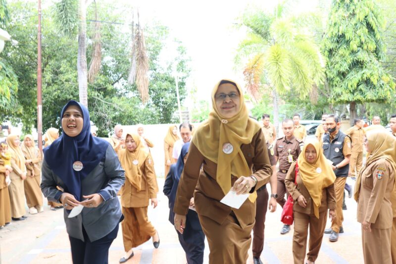 Dalam rangka memperingati Hari Anti Korupsi Sedunia (Hakordia), Pemerintah Kabupaten Wajo membagikan dan memasang stiker pada organisasi perangkat daerah (OPD) yang memberikan pelayanan langsung kepada masyarakat, Senin 9/12/2024