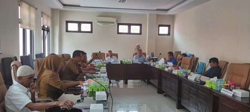 Komisi III DPRD Wajo menggelar rapat perdana bersama Dinas Pekerjaan Umum dan Penataan Ruang (PUPR) di ruang Komisi III, Senin (6/1)