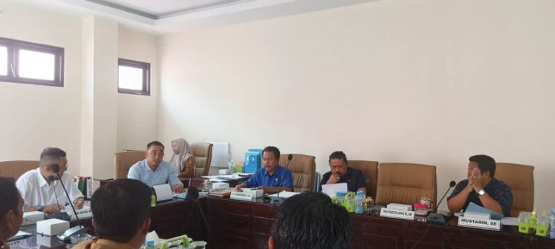 Komisi III DPRD Kabupaten Wajo menggelar rapat koordinasi bersama Dinas Pekerjaan Umum dan Penataan Ruang (PUPR) pada Senin (6/1/2025)