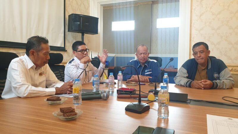 Wakil Ketua PWI Sulsel, H.Manaf Rachman (kiri) menerima kunjungan rombongan Prodi Komunikasi Unismuh Makassar, Dr.Syukri, S.Sos, M.Si (kedua kiri) di kantor Sekretariat PWI Provinsi Sulsel Jln Maccini Sawah 12 Makassar