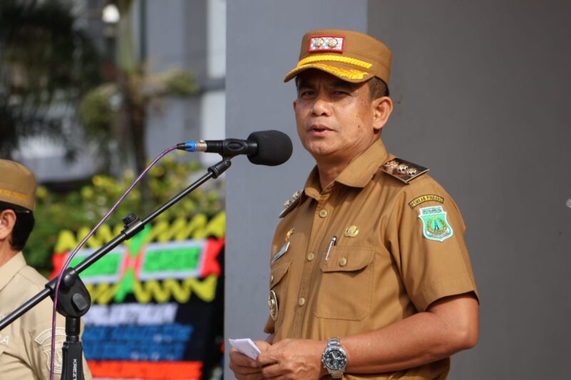 Wakil Bupati Pinrang, Sudirman Bungi, S.IP., M.Si., didaulat menjadi Pembina Upacara Pengibaran Bendera di halaman kantor Bupati Pinrang