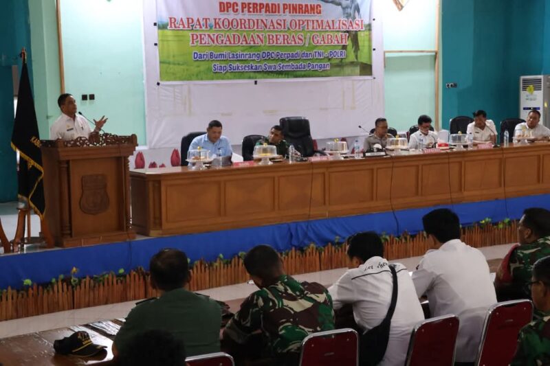 Wakil Bupati Pinrang, Sudirman Bungi, S.IP., M.Si., memimpin rapat koordinasi optimalisasi pengadaan beras dan gabah yang digelar di Ruang Pola Kantor Bupati Pinrang