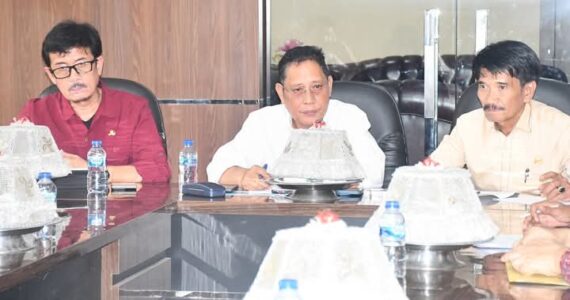 Ketua DPRD Kabupaten Pinrang, H. Nasrun Paturusi didampingi Wakil Ketua DPRD Pinrang, Ir.Syamsuri dan  Sekda Pinrang, A. Calo Kerrang, SP.,M.Si