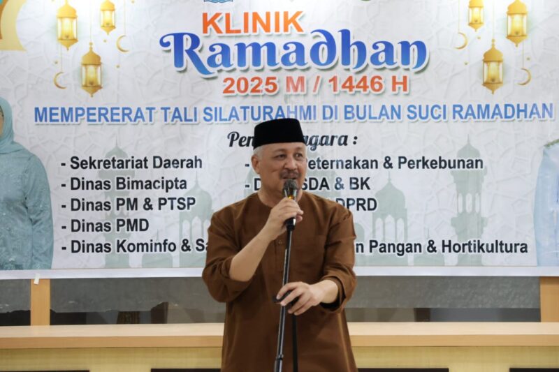 Bupati Pinrang memberikan sambutan digelaran Klinik Ramadan yang diikuti organisasi perangkat Daerah dan unsur forkopimda