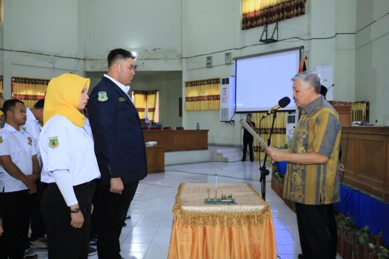 Bupati Pinrang, H. A. Irwan Hamid, S.Sos., secara resmi mengukuhkan Pengurus Karang Taruna Kabupaten Pinrang masa bakti 2025-2030