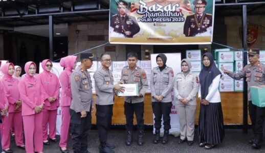 Kapolres Pinrang AKBP Andiko Wicaksono,S.I.K didampingi Ketua bhayangkari Cabang Pinrang Ny.Liony Andiko  menyerahkan paket sembako kepada personil polres Pinrang