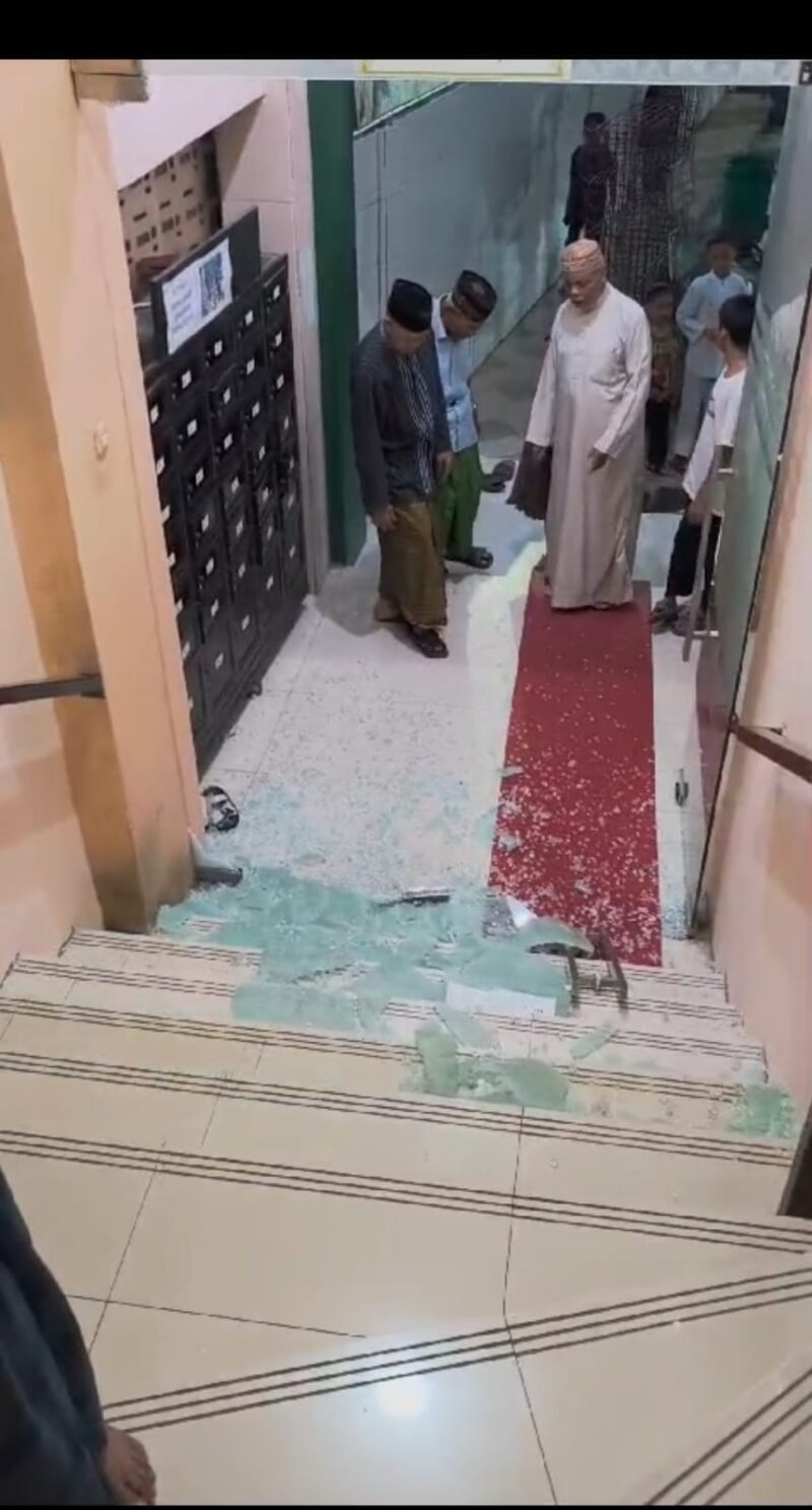 kaca tebal pintu masjid Al Abrar tiba-tiba meledak usai salat subuh hari pertama Ramadhan